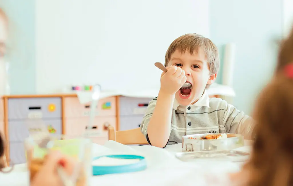Πώς μπορούμε να πείσουμε τα παιδιά να απολαμβάνουν να τρώνε υγιεινά