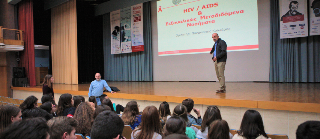 O κύριος Παναγιώτης Κολλάρας, μιλάει στους μαθητές του λυκείου των εκπαιδευτηρίων για το Aids και τα σεξουαρλικώς μεταδιδόμενα νοσήματα