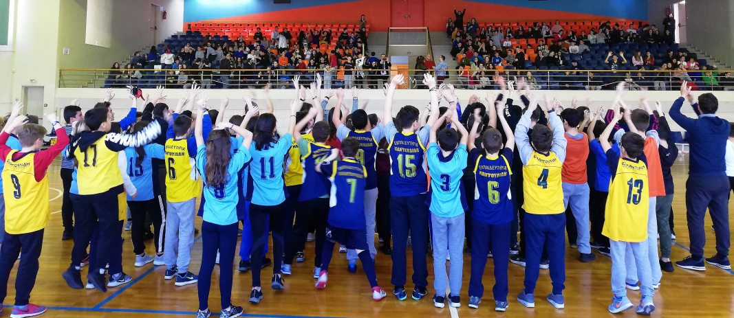 Ομάδα παιδιών πουσηκώνουν τα χέρια ψηλά μετά τον αγώνα ποδοσφαίρου σάλας μεταξύ του γυμνασίου και του λυκείου στο κλειστο γυμναστήριο των εκπαιδευτηρίων