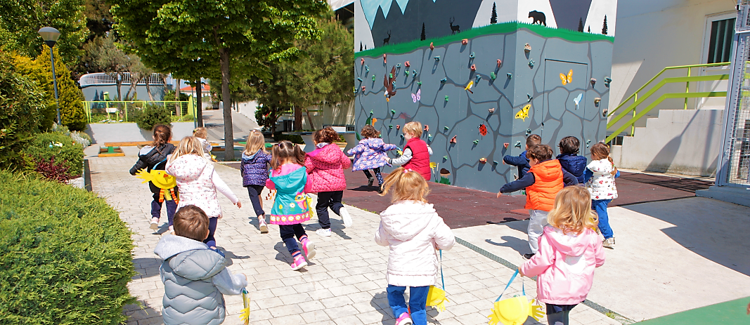 The little students of the English Garden run in the school yard near the climbing wall