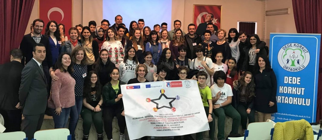 Οι μαθητές που συμμετείχαν στο Ευρωπαϊκό Πρόγραμμα Erasmus+ «Education for heritage, heritage for education» κρατούν τη σημαία του προγράμματος