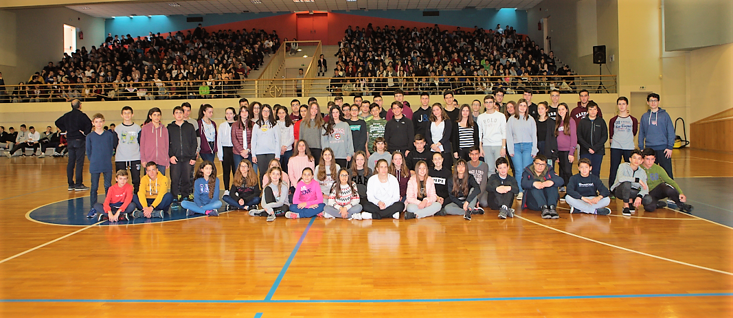 Μια μεγάλη ομάδα μαθητών στο κέντρο που γηπέδου μπάσκετ του αθλητικού κέντρου των Εκπαιδευτηρίων Ε. Μαντουλίδη