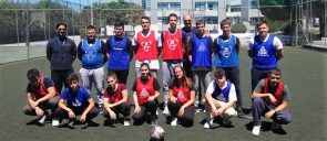 Στην Αθλητική Ημέρα για τους μαθητές του Λυκείου και του Γυμνασίου οι μαθητές βρίσκονται με τους προπονητές στο γήπεδο ποδοσφαίρου των εκπαιδευτηρίων