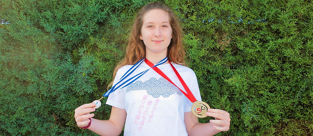 Η μαθήτρια των Εκπαιδευτηρίων Μ. Κόκερη κρατά τα μετάλλια της από τη διάκριση της στους διαγωνισμούς αθλητικού χορού