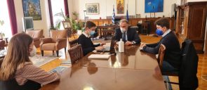2 μαθητές της Α΄ Λυκείου με τη συνοδεία της Γενικής Διευθύντριας των Εκπαιδευτηρίων, Δρ. Α. Χασιώτη, συναντήθηκαν με τον Υφυπουργό Εσωτερικών αρμόδιο για θέματα Μακεδονίας - Θράκης, κ. Σταύρο Καλαφάτη.
